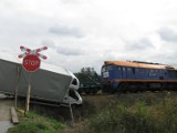 W Pustyni iveco zderzyło się z pociągiem. FOTOGALERIA