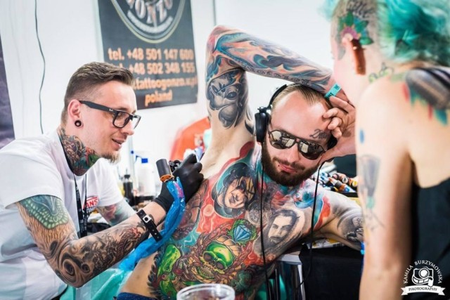 Expo Kraków, ul. Galicyjska 9
11-12 czerwca 2016 (sobota, niedziela)

Jest to 11 odsłona międzynarodowego festiwalu sztuki tatuażu. Rokrocznie, podczas Tattoofestu pojawiła się silna reprezentacja polskiej sceny tatuażu i artyści z różnych zakątków świata, którzy tworzą ciekawą mieszankę stylów i barw, by sprostać oczekiwaniom nawet najbardziej wymagających fanów zdobienia ciała. Ponadto, zwiedzający będą mogli poświęcić uwagę atrakcjom prezentowanym na scenie głównej, w tym podziwiać powstałe podczas festiwalu tatuaże.