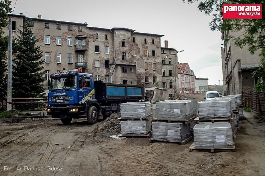 Wałbrzych: Rozbiórka kamienic przy ulicy Wrocławskiej. Tych budynków więcej nie zobaczymy.