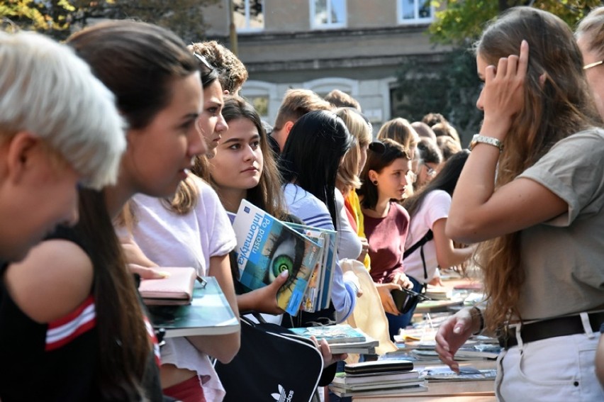 Piknik integracyjny w legnickim V Liceum Ogólnokształcącym.