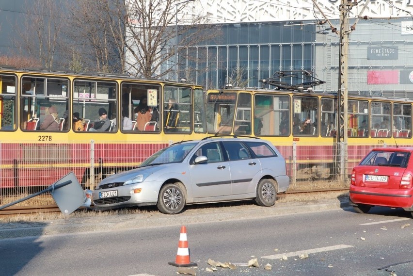 Do zderzenia dwóch samochodów doszło na al. Politechniki w...