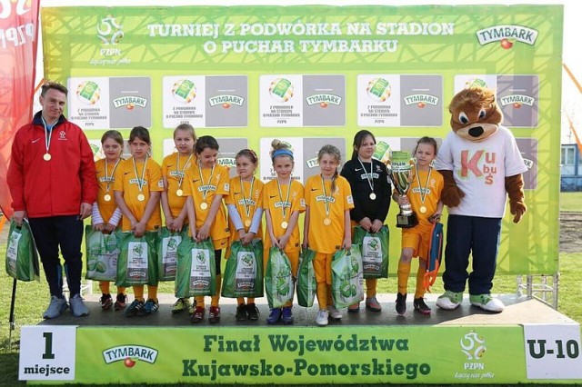 Zwycięski zespół kategorii U-10 turnieju w Janikowie, Szóstka Inowrocław z trenerem Marcinem Kozłowskim.