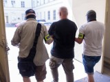 Warszawa. Policyjna zasadzka i zatrzymanie pięciu osób. Mężczyźni grozili biznesmenowi śmiercią. Żądali od niego 100 tysięcy złotych