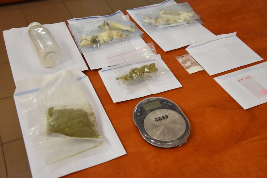 Narkotyki w Szamotułach. Policjanci zabezpieczyli "kryształ" i marihuanę. Trzy osoby z zarzutami