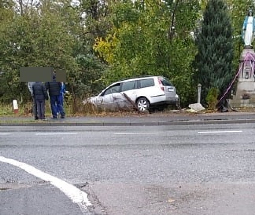 Wypadek na drodze Włocławek - Brześć Kujawski. Samochód uderzył w ogrodzenie kapliczki [zdjęcia]