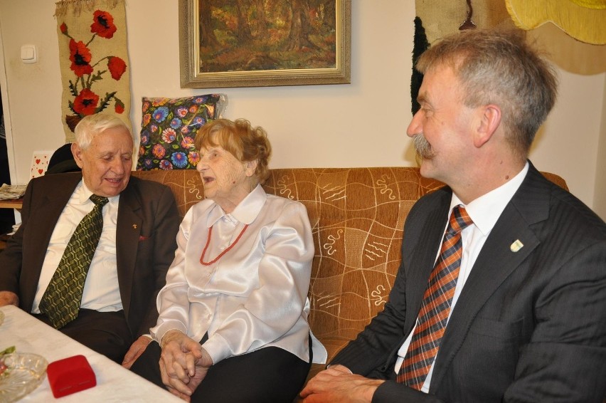 Burmistrz Łowicza z wizytą u ważnej dla miasta stulatki (Zdjęcia)
