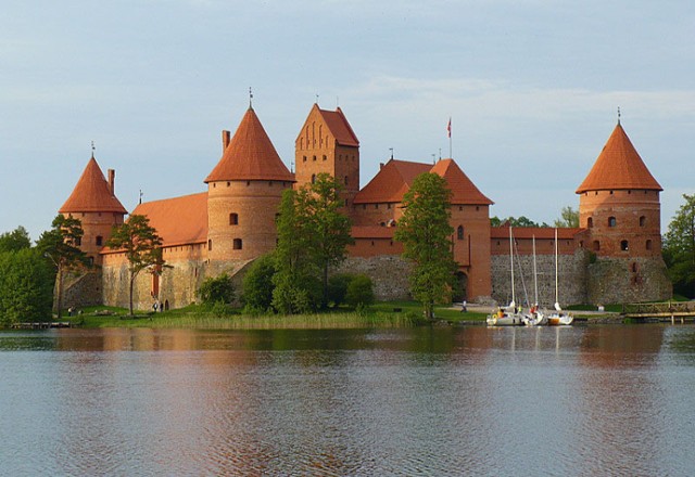 Budowę zamku w Trokach rozpoczął prawdopodobnie Kiejstut pod koniec XIV w., a zakończył na początku XV w. jego syn Witold. Zamek był zbudowany z kamieni polnych i cegieł na trzech wysepkach połączonych w jedną. Fot. Jola Paczkowska