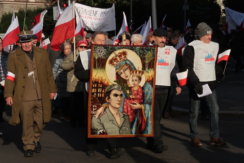 II Wałbrzyski Marsz Niepodległości przeszedł ulicami miasta 11 listopada 2023. Zobaczcie zdjęcia!