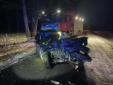 Niebezpieczny wypadek samochodowy pod Warszawą. Kierowca opla wjechał w drzewo, auto wpadło do rowu. Cztery osoby w szpitalu