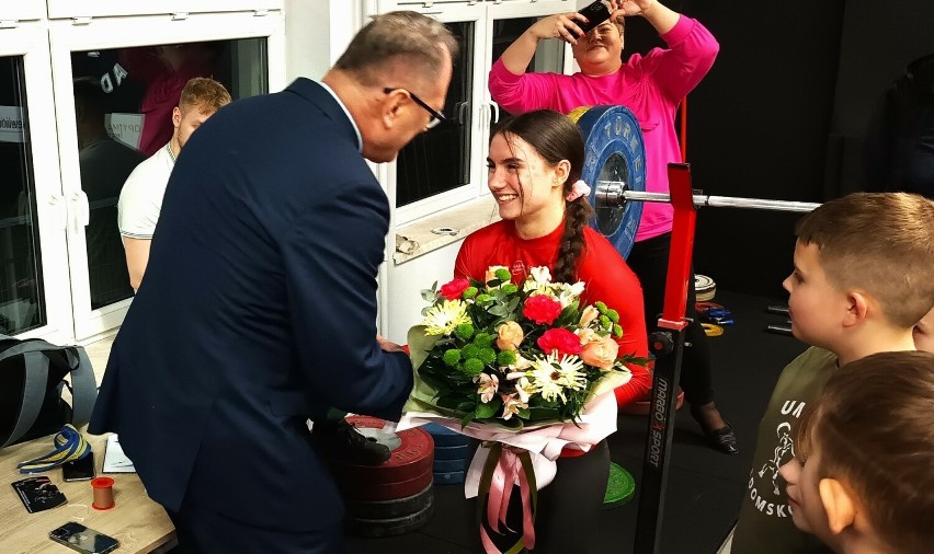 Kwiaty i gratulacje dla wicemistrzyni Europy z Radomska Oliwii Drzazgi