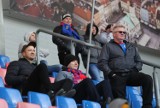 Piast Gliwice – Zagłębie Lubin 2:0. Ponad 4.000 widzów przy Okrzei. Nie brakowało „uprzejmości” ze strony kibiców obu drużyn ZDJĘCIA KIBICÓW