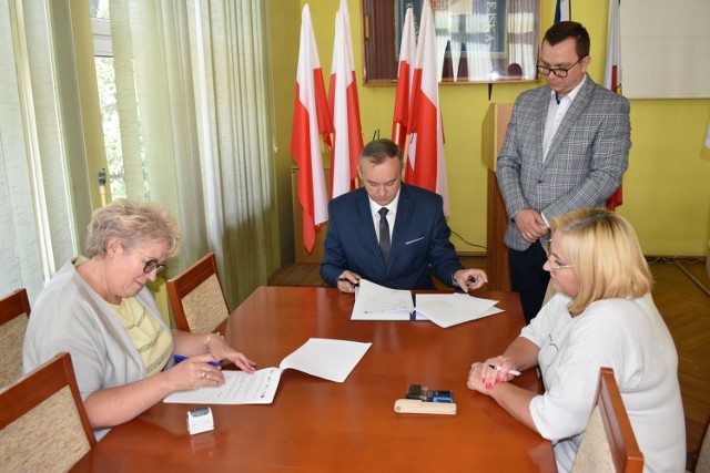 W Urzędzie Miejskim przekazano sprzęt dyrektorom aleksandrowskich szkół.