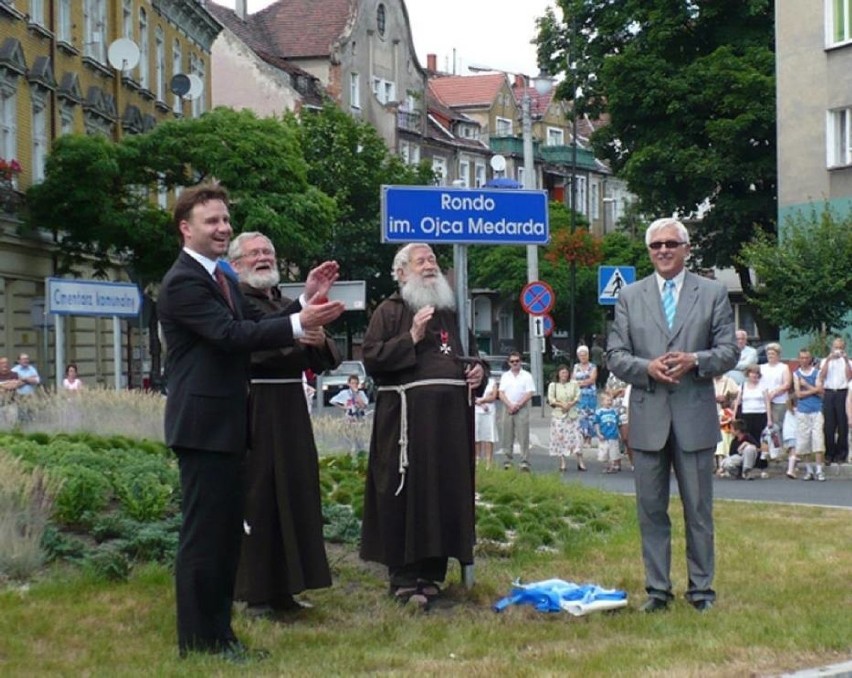 Uroczystość nadania nazwy rondu Ojca Medarda. Nowa Sól, 2008...