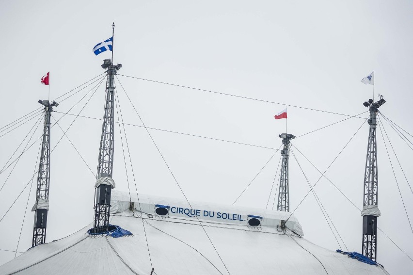 Biały namiot Cirque du Soleil już rozłożony