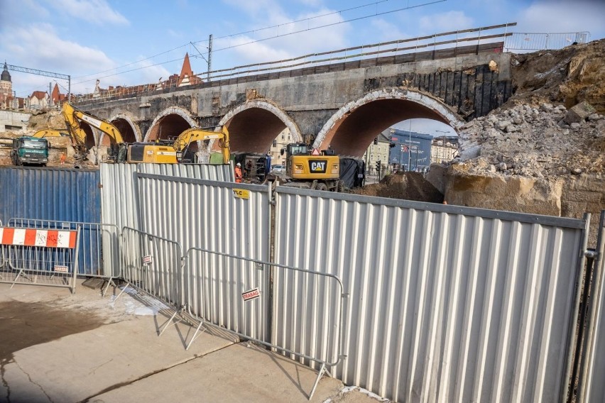 Trwa rozbiórka wiaduktu nad ul. Grzegórzecką