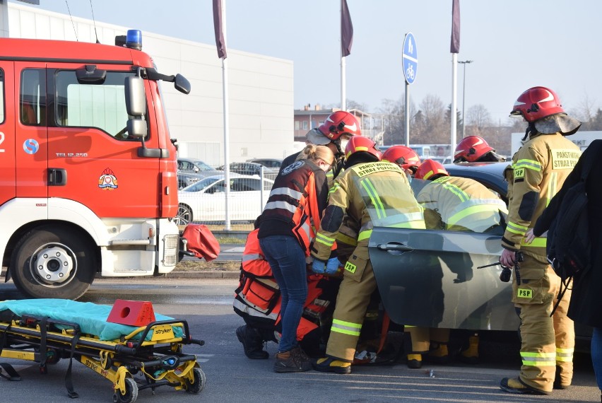 Wypadek na ulicy Wrocławskiej w Kaliszu. Dwie osoby zostały...