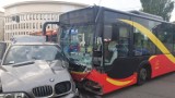 Wypadek w centrum Łodzi. Autobus zderzył się z BMW 