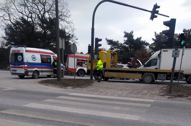 Dzisiaj, kilkanaście minut po godzinie 12 w Bydgoszczy, w okolicy skrzyżowania ulic Fordońska i Sochaczewska zderzyły się dwa pojazdy: iveco i hyundai. Kierowca hyundaia oraz 3 osoby z iveco doznały obrażeń ciała i zostały przewiezione do szpitala. 

Policjanci wstępnie określili, że przyczyną wypadku mogło być najechanie na tył jednego z pojazdów. 

W akcji uczestniczyły 3 karetki pogotowia i 2 zastępy straży pożarnej. Duże korki w kierunku Fordonu.

Pogoda na wtorek, 28 lutego
