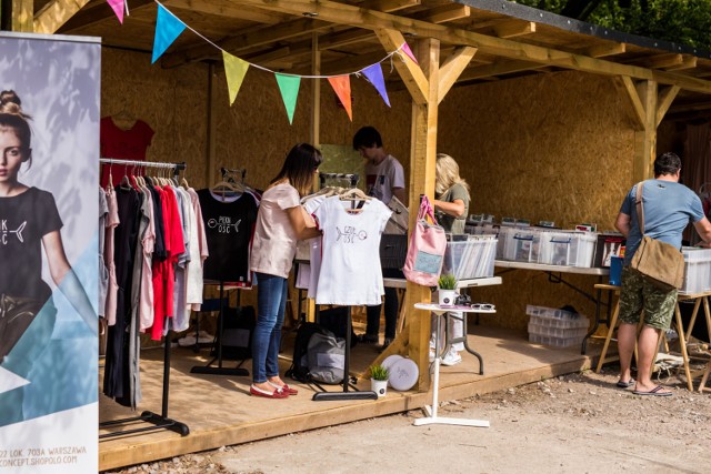 ZOO Market cieszy się ogromną popularnością. To jedno z ulubionych miejsc mieszkańców Pragi, ale nie tylko. Warszawiacy z najdalszych zakątków miasta zjeżdżają się tutaj w poszukiwaniu ciekawych bibelotów czy książek, których próżno szukać w księgarniach.

Adres: Al. Solidarności 55