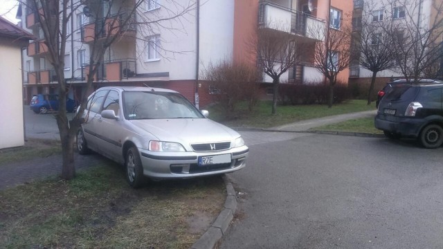 Osiedlowy trawnik to znakomite miejsce na postój samochodu. Rzeszów, ulica Nowosądecka na osiedlu "Projektant".