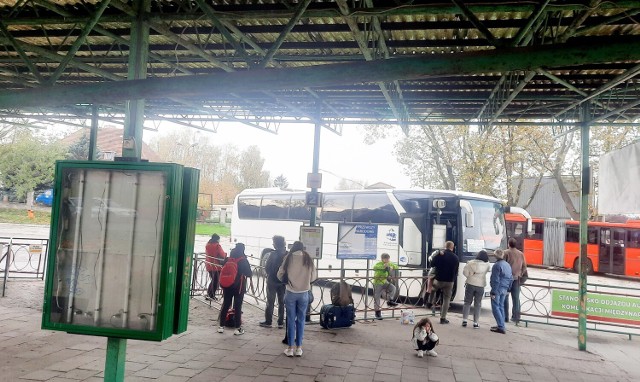 Dworzec PKS nie wygląda zbyt dobrze. Dworzec PKP choć po remoncie też nie zachwyca mieszkańców. Czy to się zmieni, gdy powstanie centrum przesiadkowe PKS-PKP?