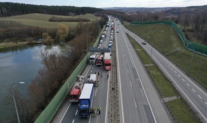 Śmiertelny wypadek w Straszynie. Bus wbił się w samochód ciężarowy! Nie żyje kobieta. 29.03.2023 r.