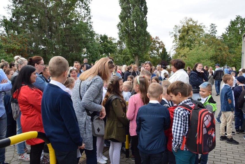 W Szkole Podstawowej nr 3 w Pruszczu uczniowie powitali nowy rok szkolny i nowego dyrektora |ZDJĘCIA