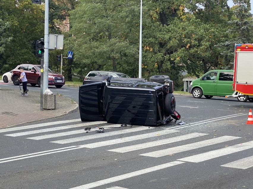 Zderzenie z wozem straży pożarnej w Stargardzie. Suzuki na boku