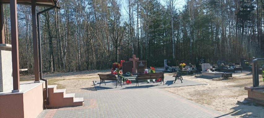 Msza w rocznicę śmierci Krzysztofa Krawczyka. Na cmentarzu w Grotnikach, przy grobie artysty zebrało się mnóstwo osób