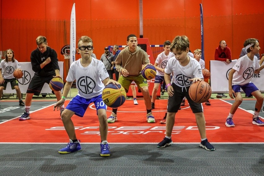 SK 3x3 Basket Camp. Reprezentanci Polski w koszykówce 3x3 zachęcają młodzież do przygody z piłką ZDJĘCIA