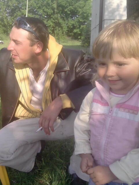 Oliwia na działce z tatą Mirkiem
