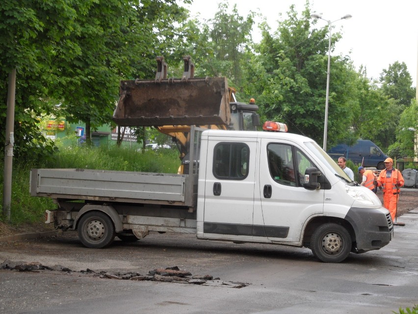Remont parkingu w Żorach: Robotnicy na al.Wojska Polskiego