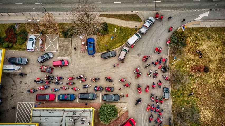 Wałbrzych. Parada Mikołajów na motocyklach widziana z drona (ZDJĘCIA)