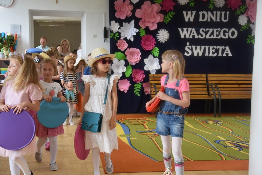 Dzieci z Przedszkola Publicznego nr 20 w Tarnowie wręczyły...
