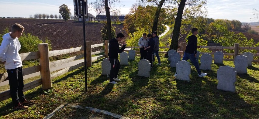 Uczniowie SP w Drohojowie sprzątali cmentarze znajdujące się...