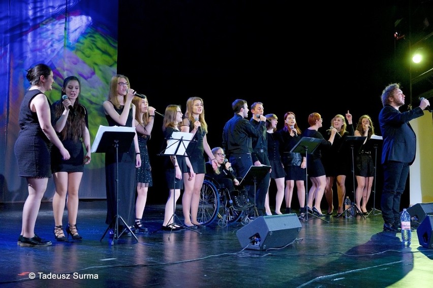 Stargardzcy wokaliści zaśpiewali razem z Mietkiem Szcześniakiem. Wokalne warsztaty i koncert w SCK [zdjęcia, wideo]