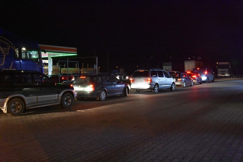 Gorliczanie szturmem ruszyli na stacje benzynowe. Przy każdej w kolejkach stoi po kilkadziesiąt pojazdów.