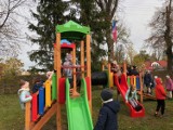 Malbork. Plac zabaw dla dzieci z "szóstki" w Kałdowie został oficjalnie oddany do użytku. Najmłodsi uczniowie bardzo się cieszą