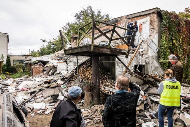 Był niedzielny poranek. Nagle mieszkańcy Czyżkówka usłyszeli potężny hałas. Po chwili było już wiadomo ,że w jednym z domów przy ul. Byszewskiej nastąpił wybuch.

Później okazało się, że to butla gazowa. Pod gruzami zniszczonego budynku znalazła się rodzina: rodzice Ola i Daniel i ich 7-letnia córeczka Amelka.

Cała trójka trafiła do szpitali: pan Daniel i Amelka do centrum  leczenia oparzeń w Gryficach, pani Ola do szpitala w Poznaniu.  
Niestety, najciężej poparzonego pana Daniela lekarzom nie udało się uratować. Zmarł 19 października. 

Niemal dzień po tragicznym wybuchu, znajomi i krewni poszkodowanej rodziny rozpoczęli akcję pomocy. Fundacja „Dum Spiro, Spero” uruchomiła konto, na które można wpłacać pieniądze. Ruszyły też licytacje i aukcje, z których dochód trafi na pomoc dla rodziny dotkniętej nieszczęściem. 

http://www.pomorska.pl/wiadomosci/bydgoszcz/g/wybuch-butli-z-gazem-w-bydgoszczy-matka-ojciec-i-7letnia-corka-poparzeni-zdjecia,10719562,20426918/
-&nbsp;Zainteresowanie i chęć wsparcia nawet nas samych zaskoczyła. Do dziś odbieram telefony z pytaniami, jak można pomóc - mówi Kamila Złakowska, przyjaciółka poszkodowanej rodziny i organizatorka pomocy. 

A pomoc, również finansowa, będzie potrzebna pani Oli i Amelce jeszcze bardzo długo. - Amelka jest w tej chwili po drugim przeszczepie skóry. Próbuje też chodzić, mimo, że sprawia jej to ogromny ból - opowiada Kamila Złakowska. - Udało jej się na przykład okrążyć własne łóżko, co można uznać za wielki sukces. 

Jeśli leczenie dziewczynki będzie przebiegało pomyślnie, to jest szansa, że Amelka zostanie wypisana do domu na święta Bożego Narodzenia. 

Pani Ola, chociaż jest w miarę dobrym stanie fizycznym, to o wiele gorzej jest z jej stanem psychicznym. - Na razie nie będzie odbudowy domu. Dziewczyny  zamieszkają w pokoju rodziców pani Oli. Przed Amelką jeszcze wiele operacji estetycznych i długa rehabilitacja - dodaje Kamila Złakowska.



PULS POLITYKI odc.8 gen. Richard Sherriff były dowódca wojsk NATO o realnej wojnie z Rosją.

