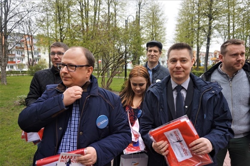 Dzień Flagi w Kraśniku: Politycy rozdawali flagi i chorągiewki mieszkańcom miasta (ZDJĘCIA)