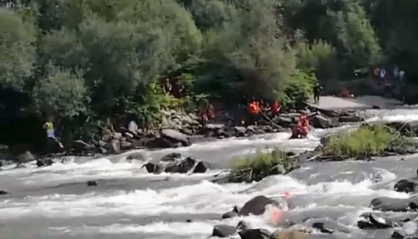 O krok od tragedii w Jaroszowicach na rzece Skawie - rozbiła się grupa kajakarzy. 32-letni mężczyzna był reanimowany