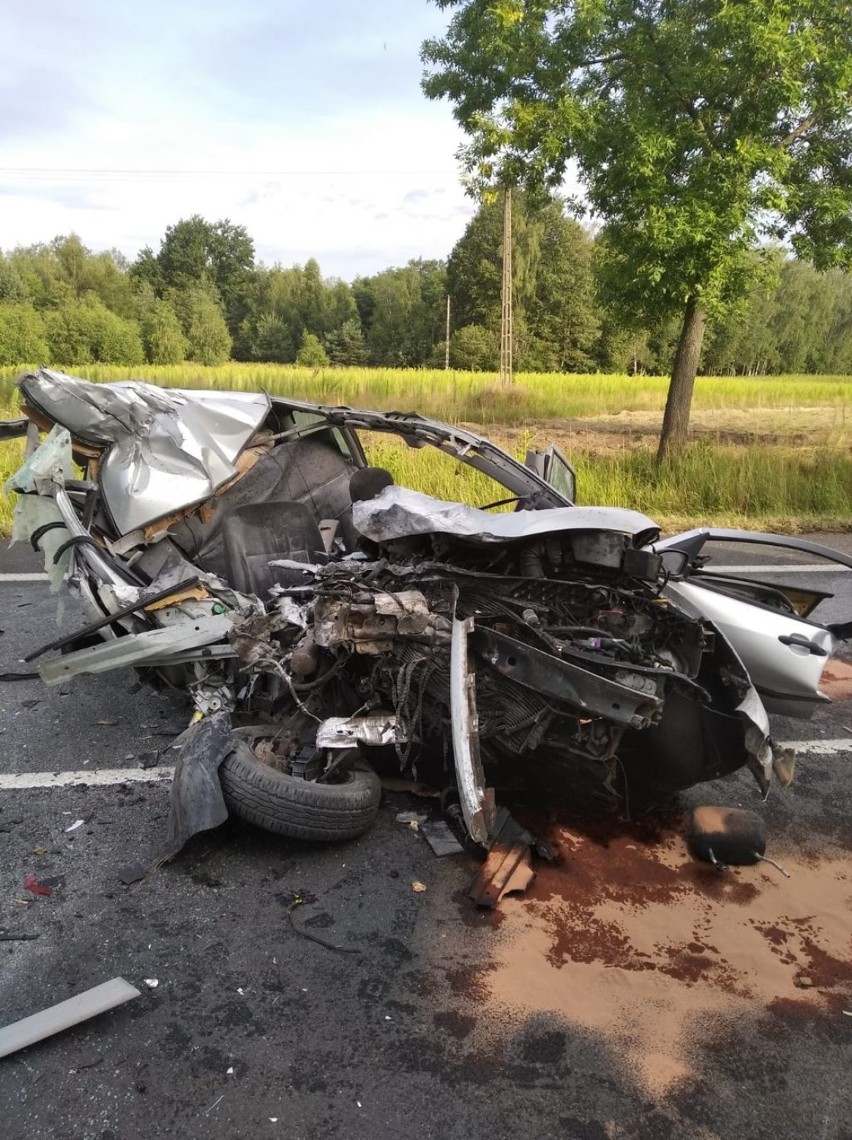 Wypadek w Stanisławowie pod Wieluniem. Osobówka zderzyła się z ciężarówką ZDJĘCIA