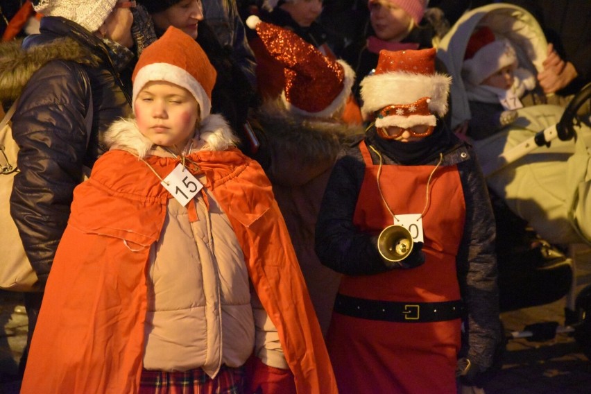 Jarmark świąteczny w Gnieźnie rozpoczęty. Na Rynku zapalono miejską choinkę [6.12.2021]