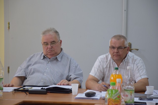 Sekretarz gminy Kobylin Mirosław Sikora (po prawej) obok przewodniczącego Rady Miejskiej Tadeusza Dżygały