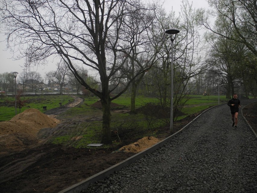 Rozkopane parki Jagielloński i Popiela. Buduje się w nich nowe alejki spacerowe 