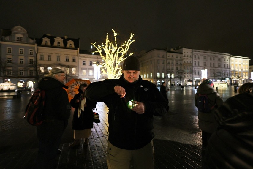 Na krakowskim Rynku zapalili Serce świateł dla Pawła Adamowicza w 3. rocznicę śmierci