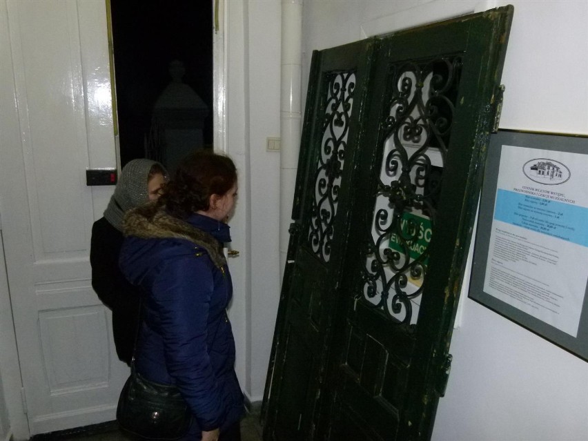 Klamki, drzwi i detale na fotografii w muzeum w Zduńskiej Woli