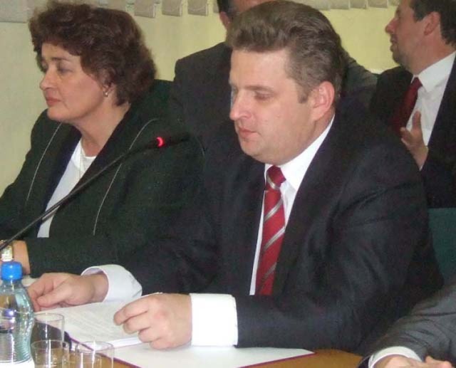 Jarosław Wilczyński zastrzegł, że sytuacja może się poprawić, jeśli gminie uda się sprzedać część nieruchomości i korzystnie rozstrzygnąć przetargi.