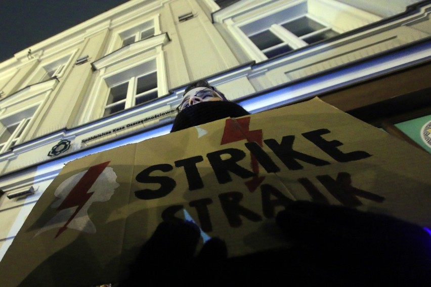 Ogólnopolski Strajk Kobiet także w Lublinie. Protesty przed biurem PiS (ZDJĘCIA, WIDEO)