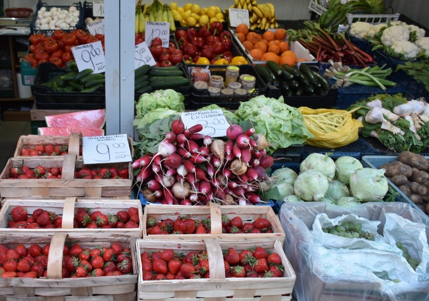 Truskawki, czereśnie i nowalijki królują na bazarze w Chełmie. Sprawdziliśmy ceny owoców i warzyw. Zobacz zdjęcia